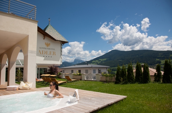 Sonnenhotel Adler**** - Outdoor Whirlpool Sonnenhotel Adler Villanders
